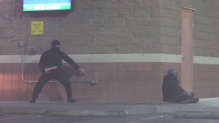 Ninja Stealthily Gives Thanksgiving Leftovers to the Homeless