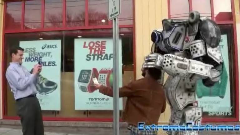 Street Roaming, Population Controlling Robot Is a Hit With the Fellas