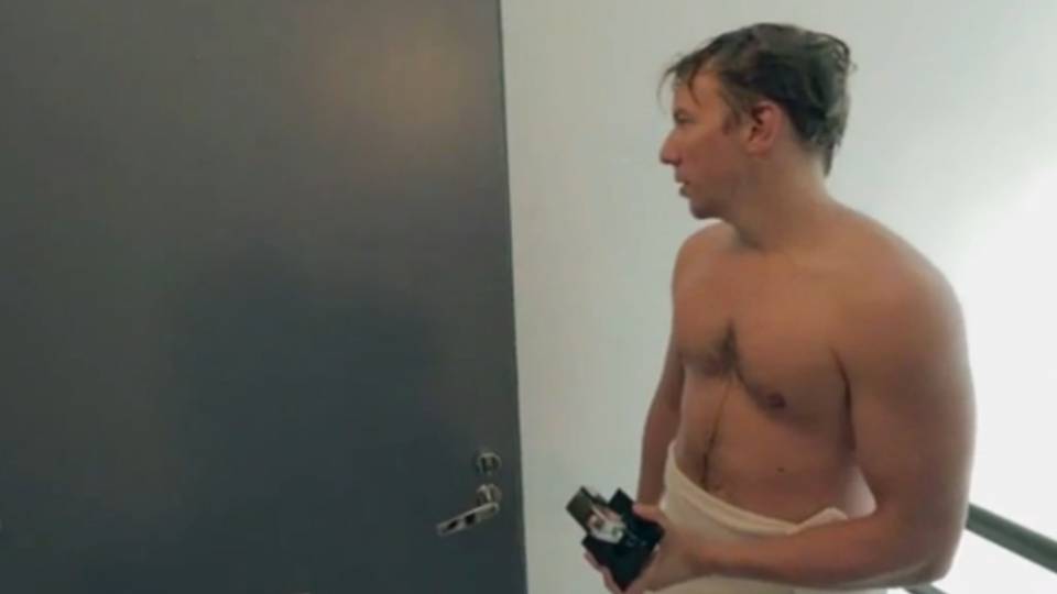 Men Ask Strangers to Shower in Their Apartments