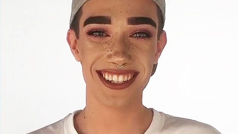 Teenage Boy Is The First Guy To Represent COVERGIRL Makeup Brand | RTM ...