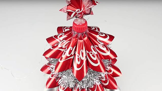 How To Make A Coca Cola Christmas Tree Rtm Rightthisminute