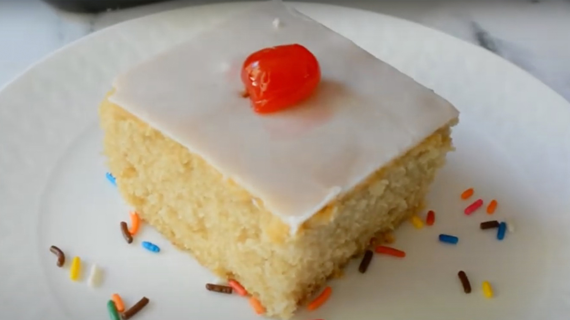 Delicious Vanilla Cake That's Surprisingly Easy To Bake RTM