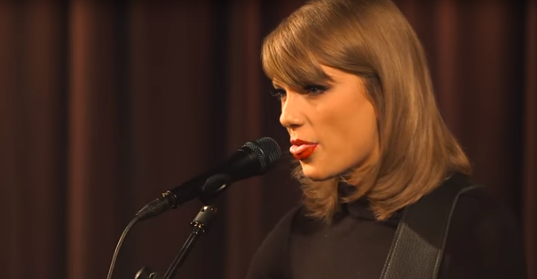 Taylor swift performs awesome acoustic version of blank space rtm 