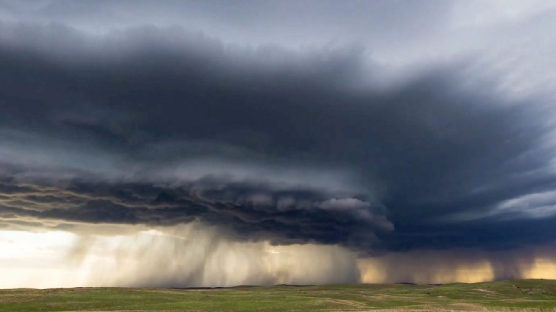 Storm Chaser Captures Epic Weather Conditions On Camera | RTM